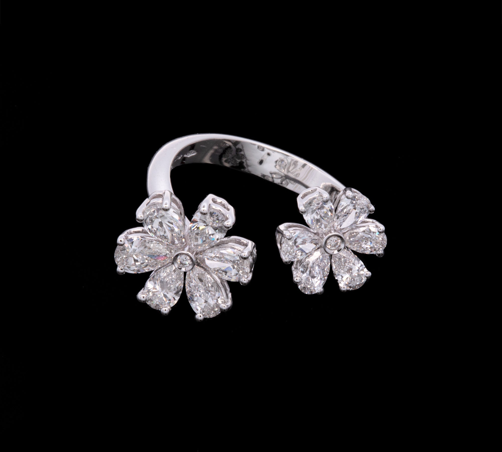 18K White Gold Diamond Flower Ring