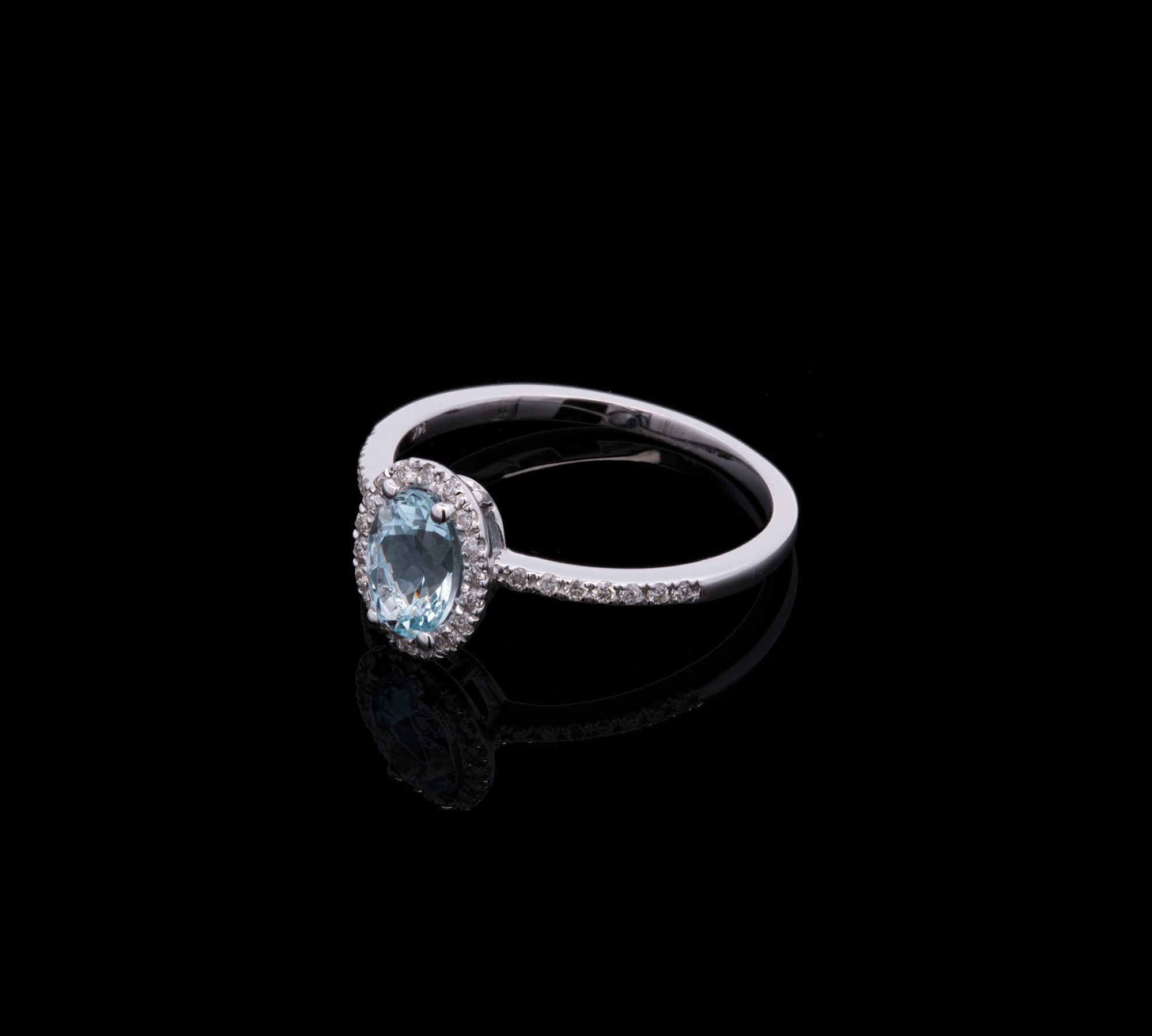 14K White Gold Oval Aquamarine And Diamond Ring