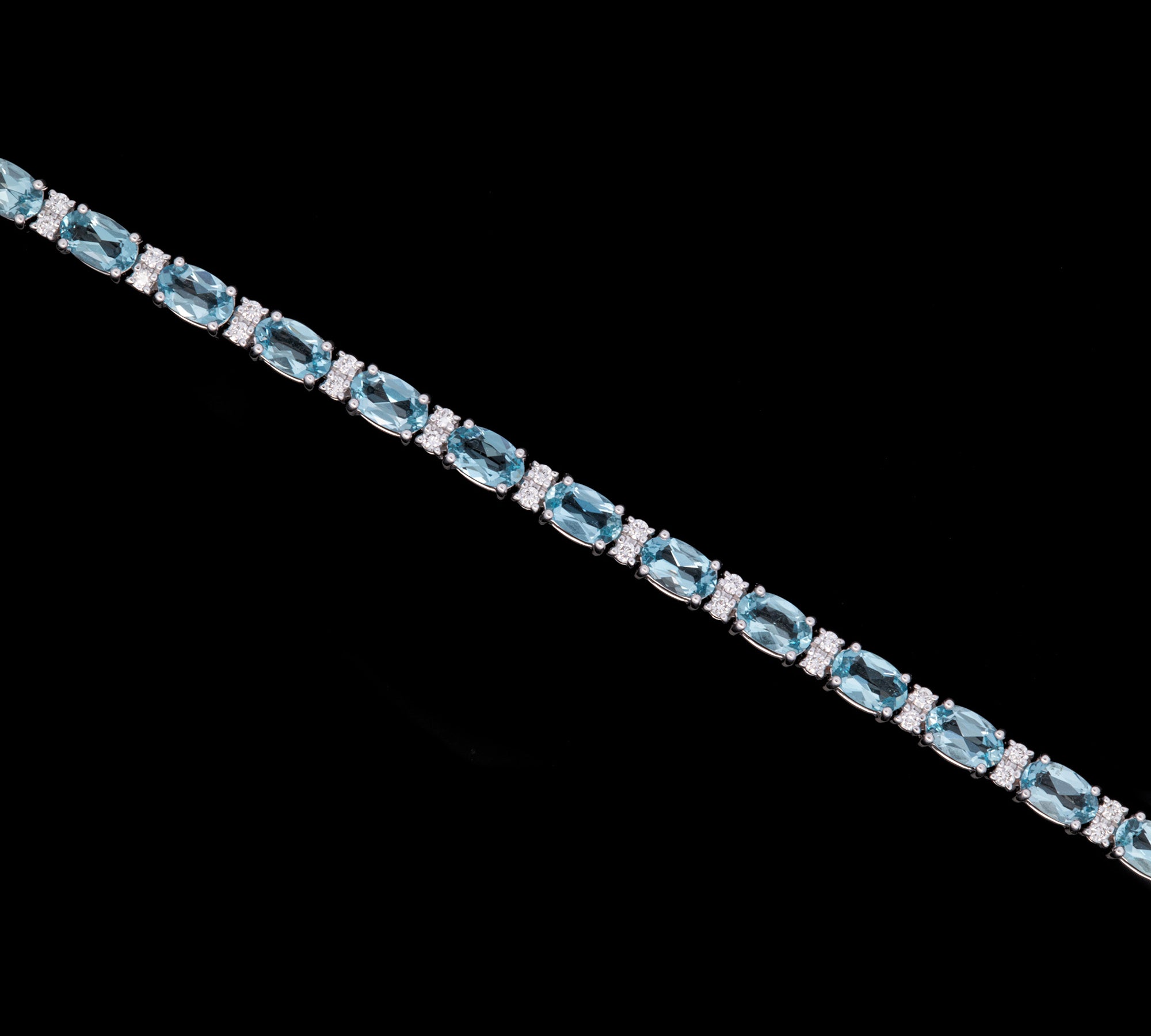 18K White Gold Oval Aquamarine And Diamond Bracelet