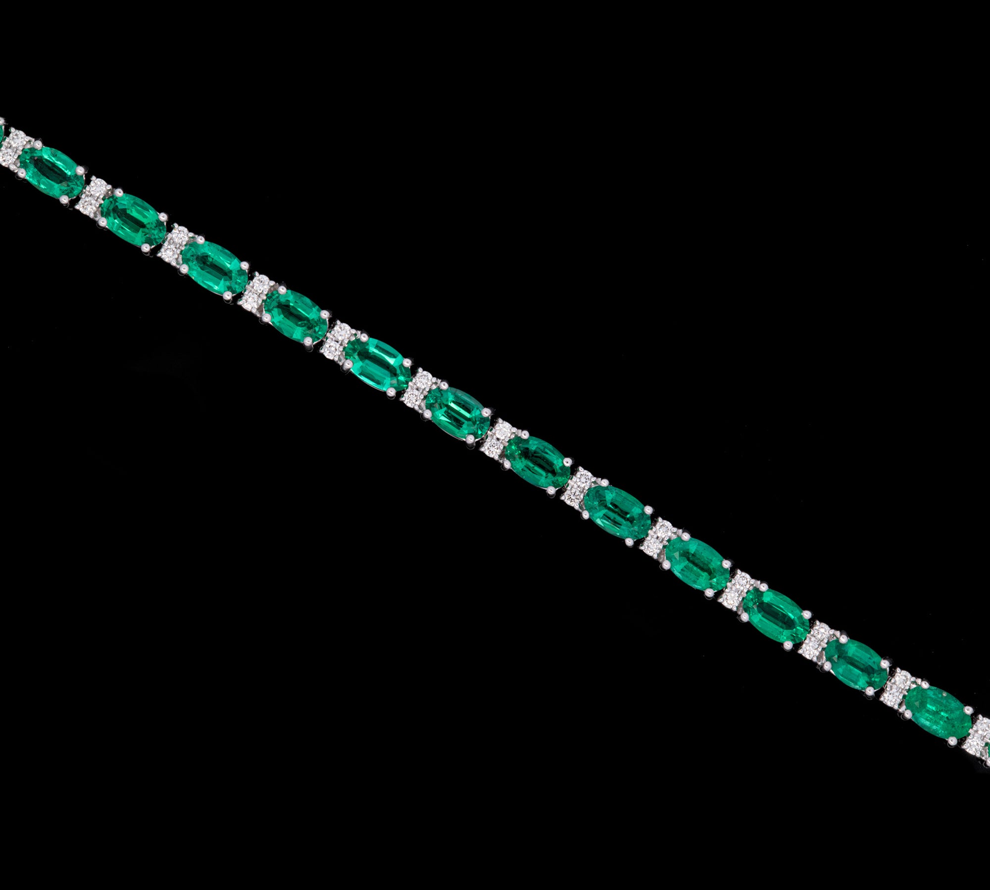 18K White Gold Oval Emerald And Diamond Bracelet